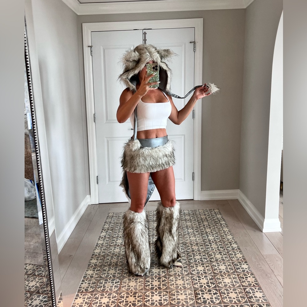 Halloween sexy wolf 🐺 outfit, size M, hat, skirt, bustier, hand and footwear